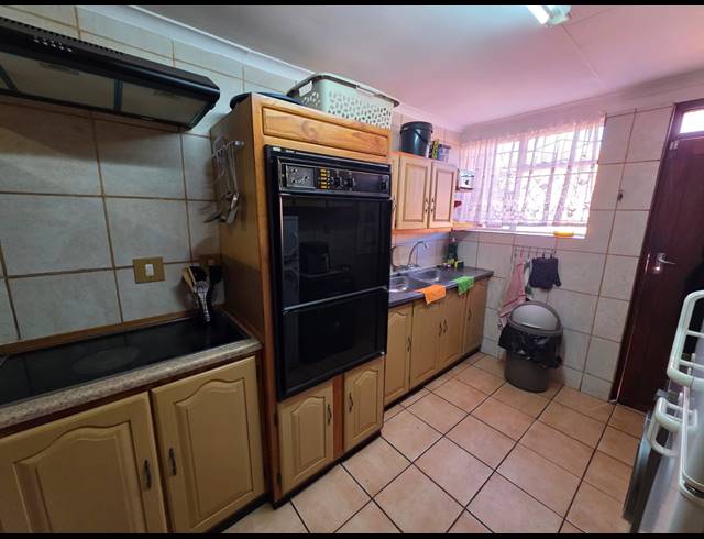 3 BEDROOM TOWNHOUSE TO LET IN VANDERBIJLPARK SW 1